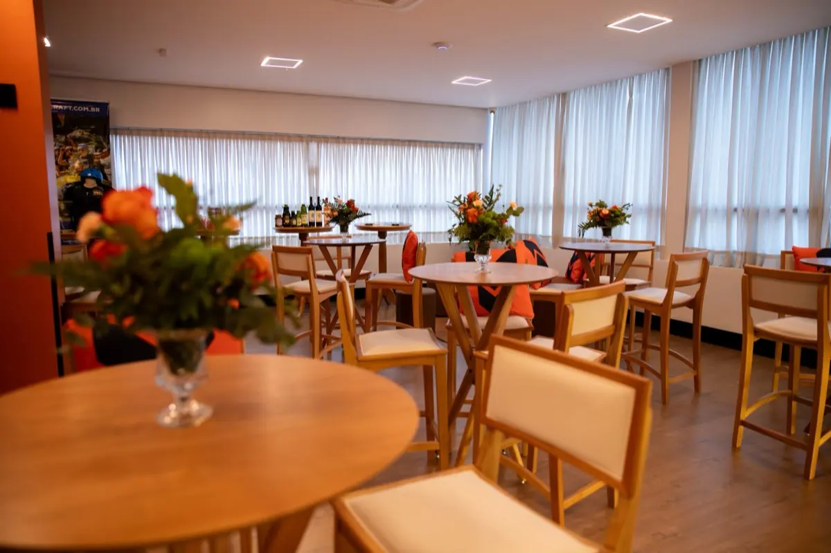 Sala cheia com mãos levantadas